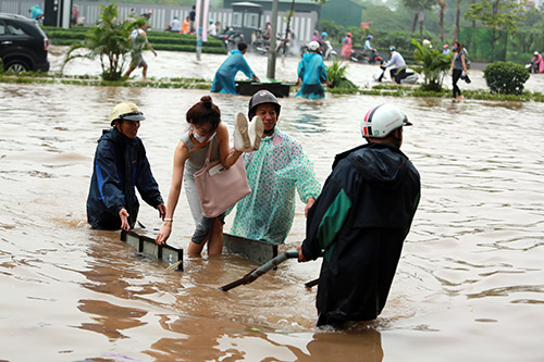 Người Hà Nội cưỡi máy xúc, đi xe kéo #039;vượt sông#039; đi làm - 10