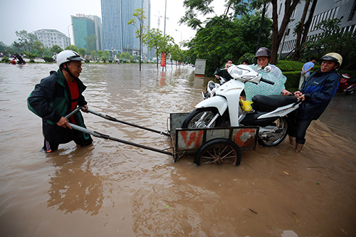 Người Hà Nội cưỡi máy xúc, đi xe kéo #039;vượt sông#039; đi làm - 15