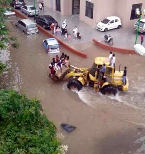 Người Hà Nội cưỡi máy xúc, đi xe kéo #039;vượt sông#039; đi làm - 4