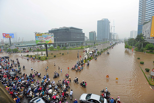 Người Hà Nội cưỡi máy xúc, đi xe kéo #039;vượt sông#039; đi làm - 1