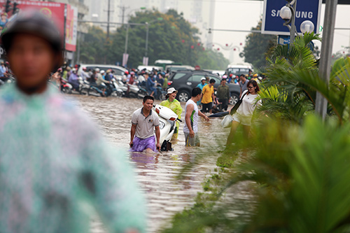 Người Hà Nội cưỡi máy xúc, đi xe kéo #039;vượt sông#039; đi làm - 17