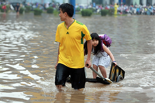 Người Hà Nội cưỡi máy xúc, đi xe kéo #039;vượt sông#039; đi làm - 12