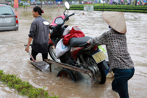 Người Hà Nội cưỡi máy xúc, đi xe kéo #039;vượt sông#039; đi làm - 16