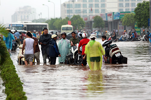 Người Hà Nội cưỡi máy xúc, đi xe kéo #039;vượt sông#039; đi làm - 14