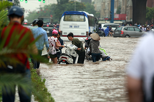 Người Hà Nội cưỡi máy xúc, đi xe kéo #039;vượt sông#039; đi làm - 13
