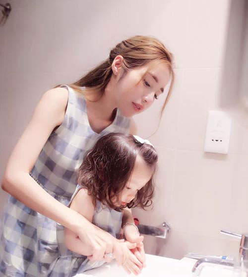 Những sao Việt khiến dân mạng tấm tắc vì nuôi con khéo - 3