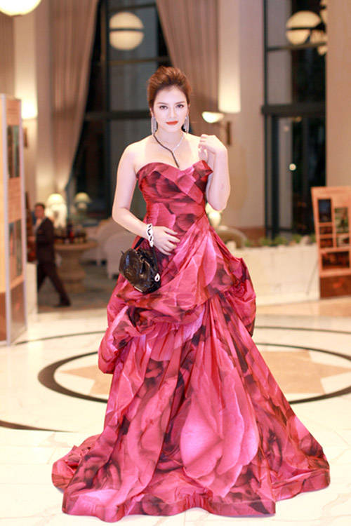 Loạt mỹ nhân Việt từng phá dáng hàng hiệu - 9