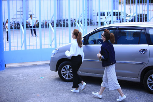 Yến Trang - Yến Nhi đi diễn bằng ôtô bình dân - 5