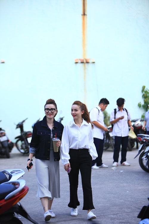 Yến Trang - Yến Nhi đi diễn bằng ôtô bình dân - 6
