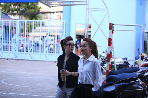 Yến Trang - Yến Nhi đi diễn bằng ôtô bình dân - 7