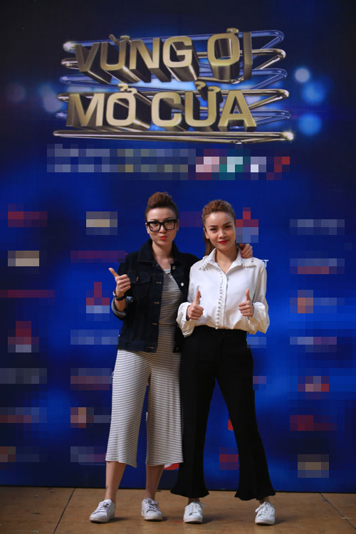 Yến Trang - Yến Nhi đi diễn bằng ôtô bình dân - 1