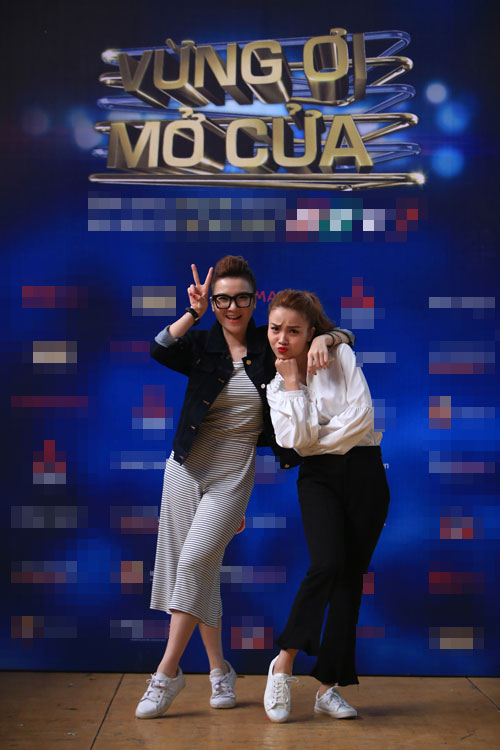 Yến Trang - Yến Nhi đi diễn bằng ôtô bình dân - 2