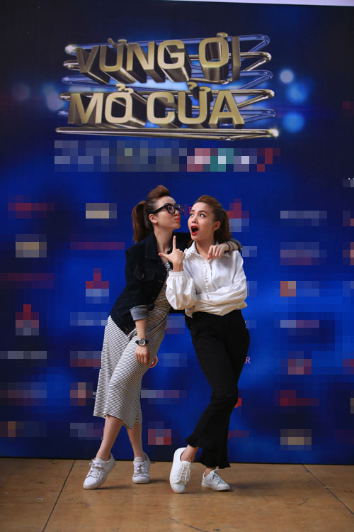 Yến Trang - Yến Nhi đi diễn bằng ôtô bình dân - 3