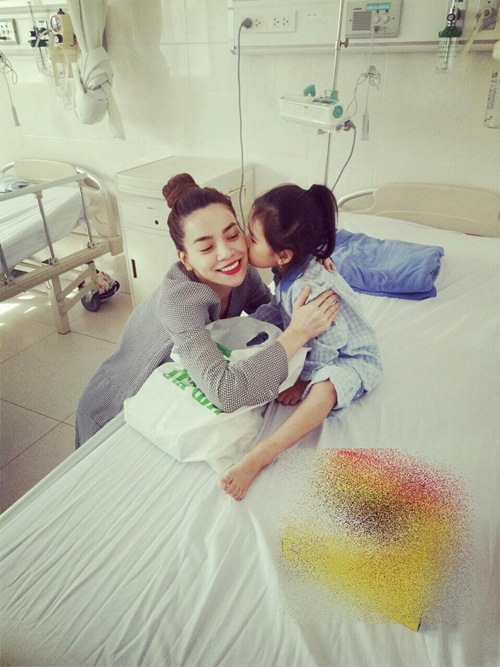 Bị cho là giả tạo khi đi từ thiện, Hà Hồ đáp trả dư luận - 1