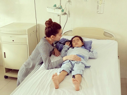 Bị cho là giả tạo khi đi từ thiện, Hà Hồ đáp trả dư luận - 4