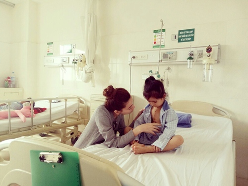 Bị cho là giả tạo khi đi từ thiện, Hà Hồ đáp trả dư luận - 3