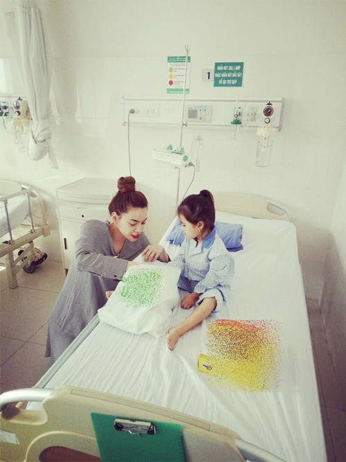 Bị cho là giả tạo khi đi từ thiện, Hà Hồ đáp trả dư luận - 2