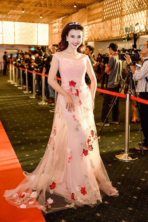 Kỳ Duyên đẹp lộng lẫy, đọ sắc với quot;rừngquot; hoa hậu Việt - 11