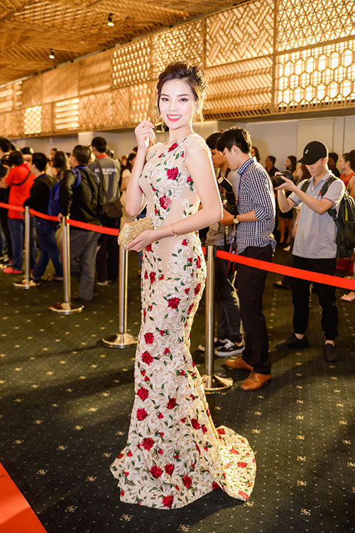 Kỳ Duyên đẹp lộng lẫy, đọ sắc với quot;rừngquot; hoa hậu Việt - 1