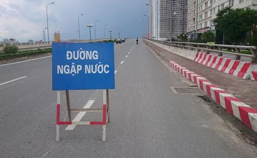 Hơn 1 ngày sau trận mưa kỷ lục, Hà Nội vẫn ngập nặng - 2