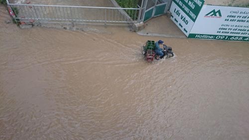 Hơn 1 ngày sau trận mưa kỷ lục, Hà Nội vẫn ngập nặng - 3