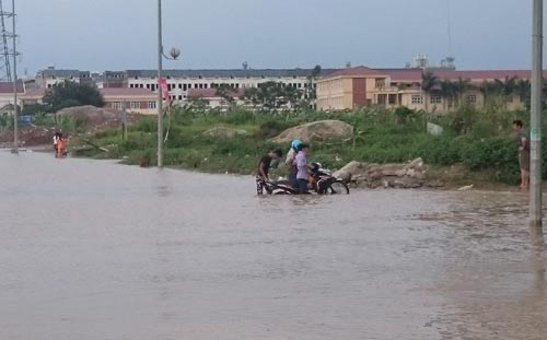 Hơn 1 ngày sau trận mưa kỷ lục, Hà Nội vẫn ngập nặng - 4