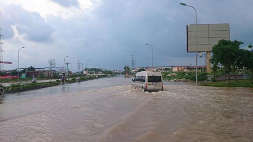 Hơn 1 ngày sau trận mưa kỷ lục, Hà Nội vẫn ngập nặng - 5