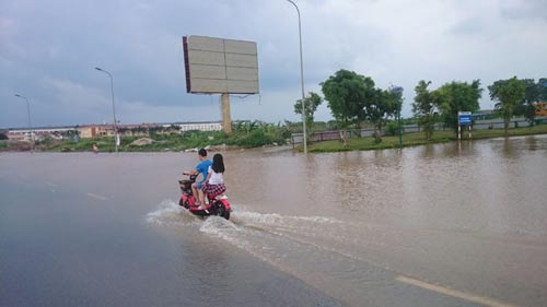 Hơn 1 ngày sau trận mưa kỷ lục, Hà Nội vẫn ngập nặng - 6