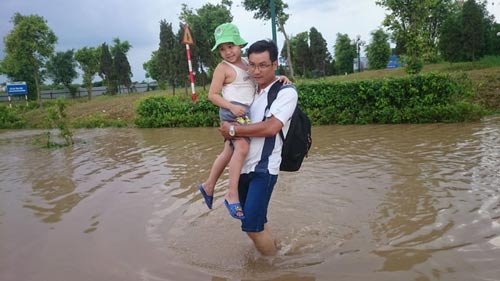 Hơn 1 ngày sau trận mưa kỷ lục, Hà Nội vẫn ngập nặng - 7