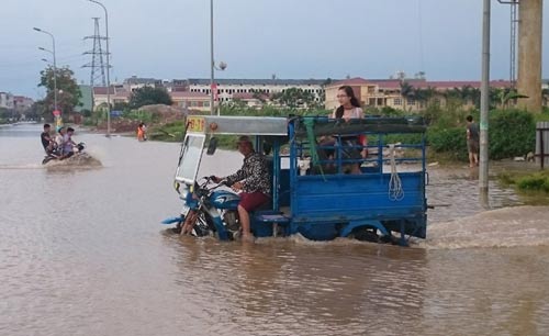 Hơn 1 ngày sau trận mưa kỷ lục, Hà Nội vẫn ngập nặng - 8