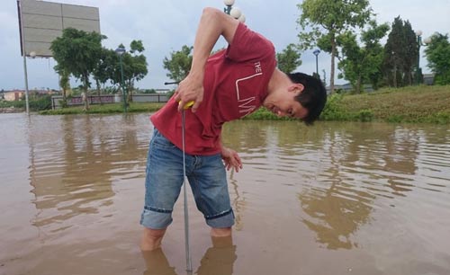 Hơn 1 ngày sau trận mưa kỷ lục, Hà Nội vẫn ngập nặng - 9