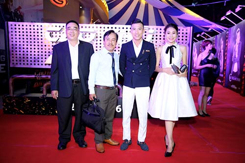 Pha Lê đỏ rực, đi xem phim cùng quot;người cũquot; của Oanh Yến - 8