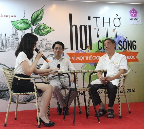 Nữ bệnh nhân phổi đen như bồ hóng vì hút thuốc lào - 1