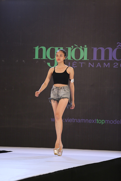 Cô nàng sinh viên nấm lùn quyết tâm đi thi Next Top - 12