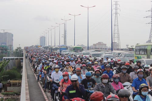 Con gái ngây dại bên thi thể mẹ dưới gầm xe bồn - 6