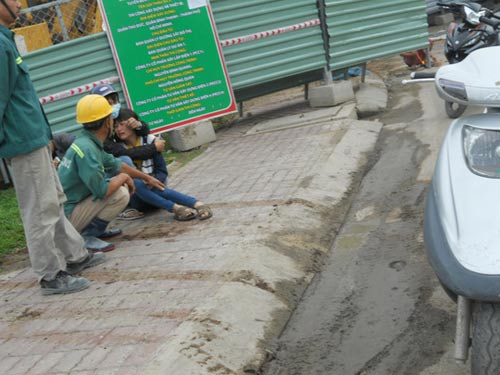 Con gái ngây dại bên thi thể mẹ dưới gầm xe bồn - 2