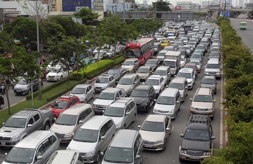 Con gái ngây dại bên thi thể mẹ dưới gầm xe bồn - 4