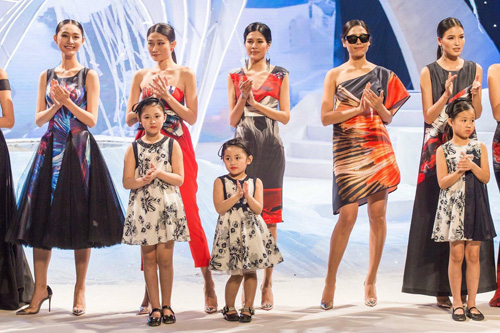 Gặp hai mẹ con Hà Nội cứ xuống phố là được khen tấm tắc - 2