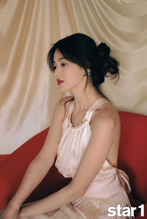 Song Hye Kyo bất ngờ khoe vai trần nuột nà - 1