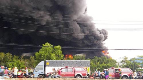 TPHCM: Cháy lớn trong mưa, khói bốc cao hàng trăm mét - 1