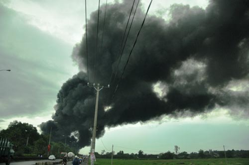 TPHCM: Cháy lớn trong mưa, khói bốc cao hàng trăm mét - 3