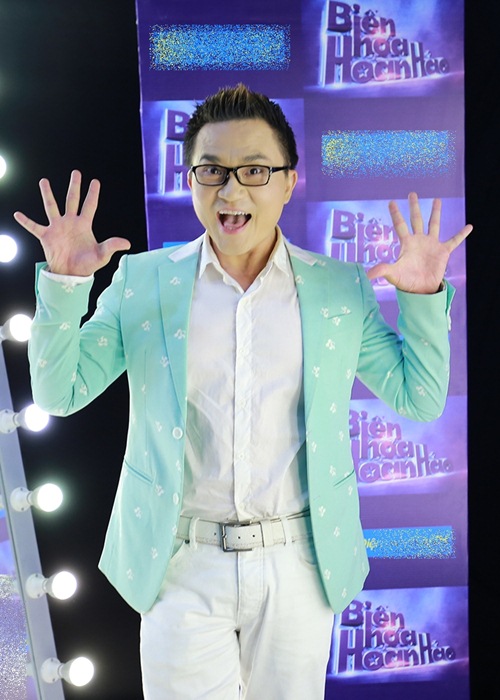 Trấn Thành quấn quýt ôm ấp, hôn tay Hari Won - 16