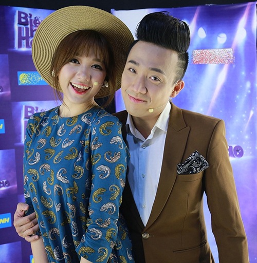 Trấn Thành quấn quýt ôm ấp, hôn tay Hari Won - 1