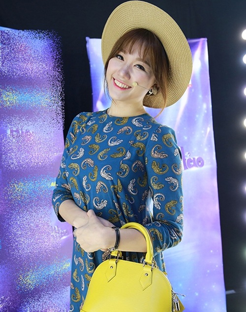 Trấn Thành quấn quýt ôm ấp, hôn tay Hari Won - 2