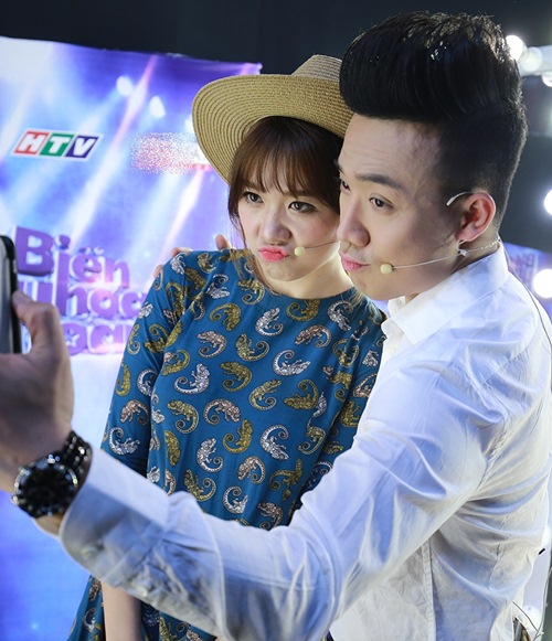 Trấn Thành quấn quýt ôm ấp, hôn tay Hari Won - 4