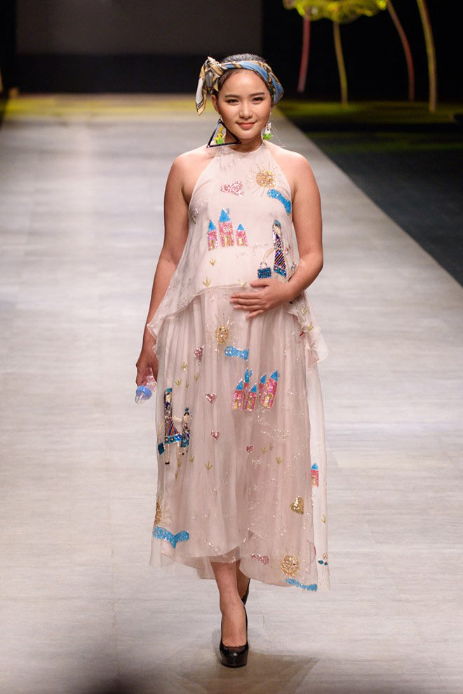 3 mỹ nhân Việt tự tin khoe bụng bầu trên sàn catwalk - 4