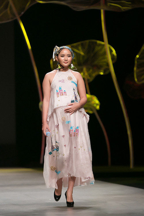 3 mỹ nhân Việt tự tin khoe bụng bầu trên sàn catwalk - 5