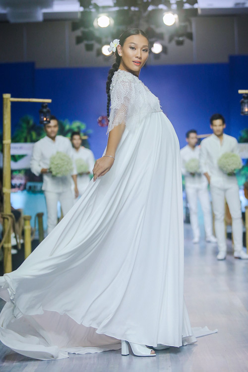 3 mỹ nhân Việt tự tin khoe bụng bầu trên sàn catwalk - 7