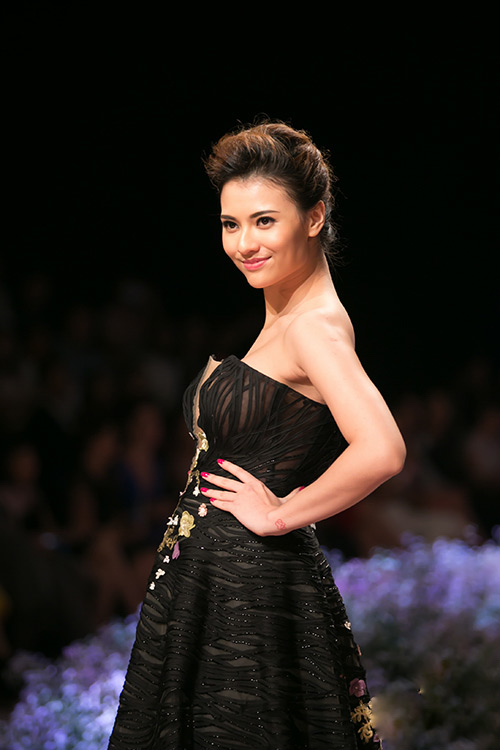 3 mỹ nhân Việt tự tin khoe bụng bầu trên sàn catwalk - 1