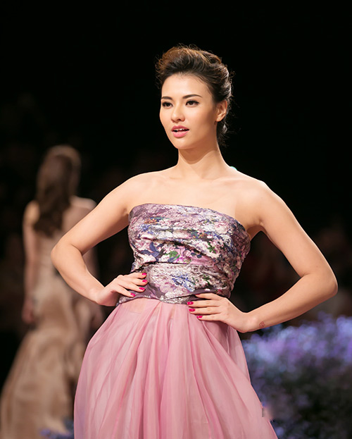 3 mỹ nhân Việt tự tin khoe bụng bầu trên sàn catwalk - 2